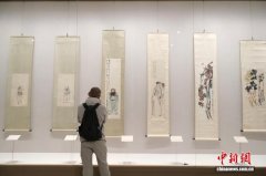 齐白石作品浙江杭州展出 吸引民众参观